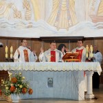 Przy ołtarzu - ks. Krzysztof i ministranci Miecio i Adaś
